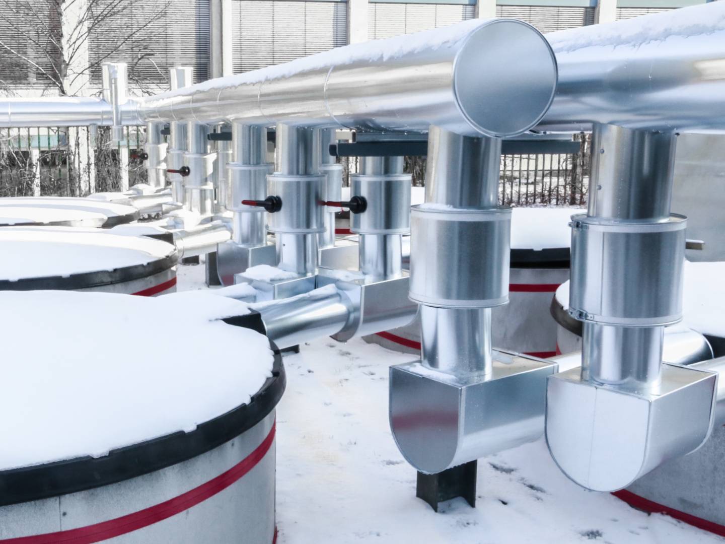 Bildunterschrift: Eisspeicher wie diese am Zentrum für Optik und Photonik auf dem Campus Adlerhof in Berlin, dienen als Speicher in modernen effizienten Kältenetzen. 