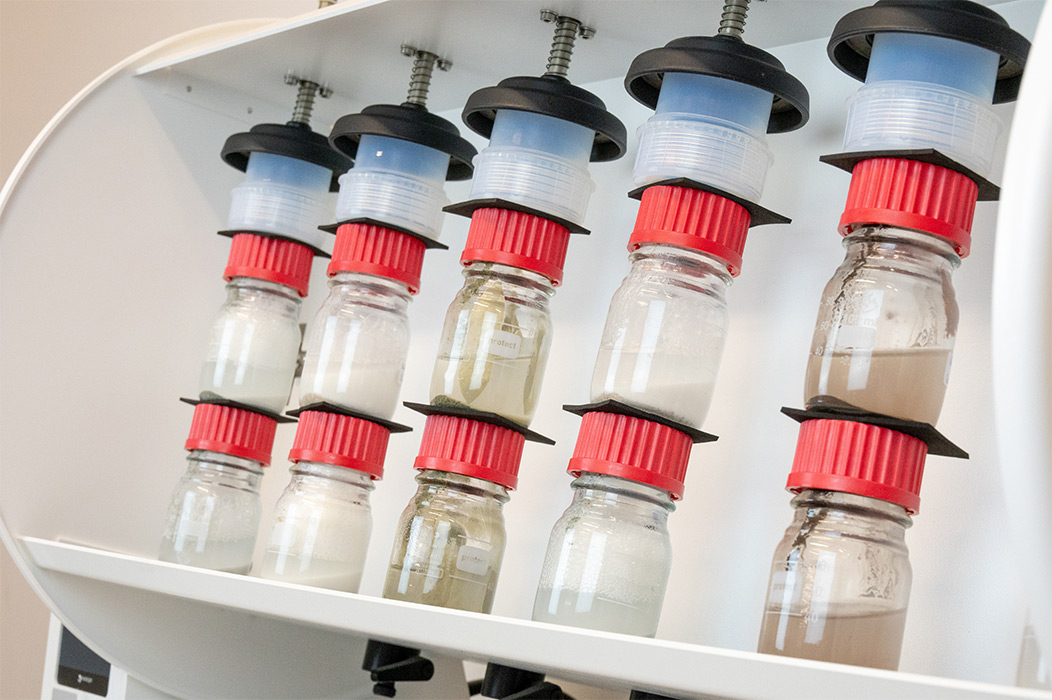 Versuchsreihe im Überkopfschüttler. Untersucht wird der Einfluss von Kalkzement auf die Löslichkeit von Olivin in CO2-angereichertem Regenwasser.