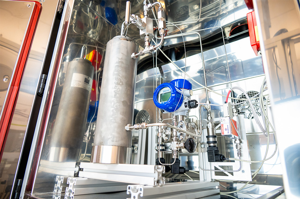 Wasserstoffpermeameter zur Bestimmung der H2-Permeabilität, H2-Porosität und des H2-Speichervermögens.