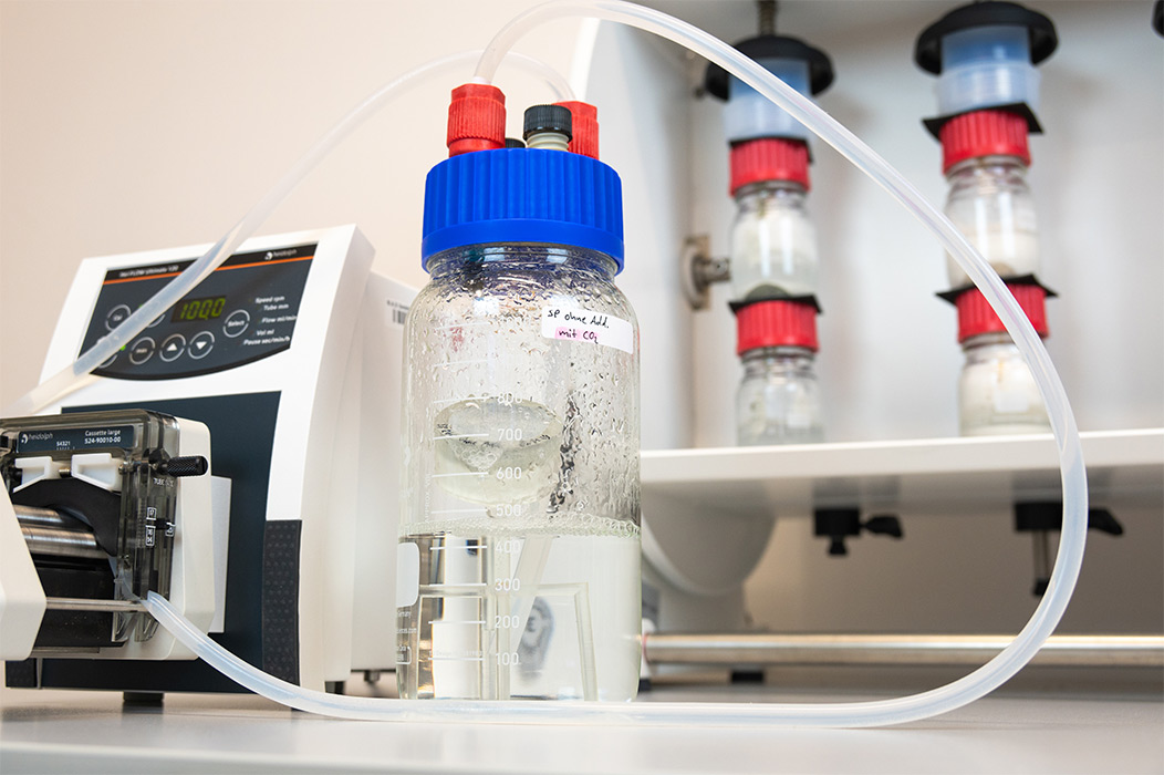 Versuchsstand zur künstlichen Beregnung von Putzproben. Durch die Beregnung mit CO2-angereichertem Regenwasser wird der natürliche Verwitterungsprozess beschleunigt.