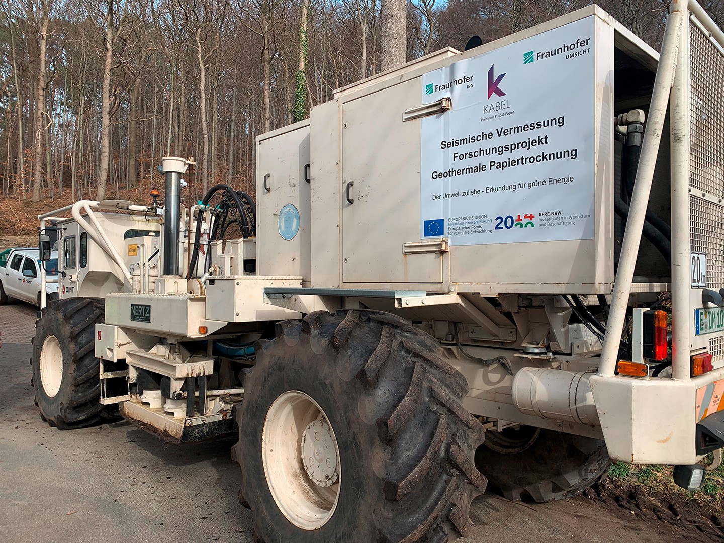 Die Vibro-Trucks verfügen über eine Rüttelplatte, die Schwingungen mit Frequenzen von einigen Hertz in den Untergrund abgeben kann.