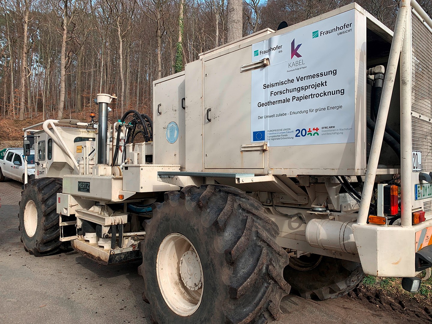 Die Vibro-Trucks verfügen über eine Rüttelplatte, die Schwingungen mit Frequenzen von einigen Hertz in den Untergrund abgeben kann. 