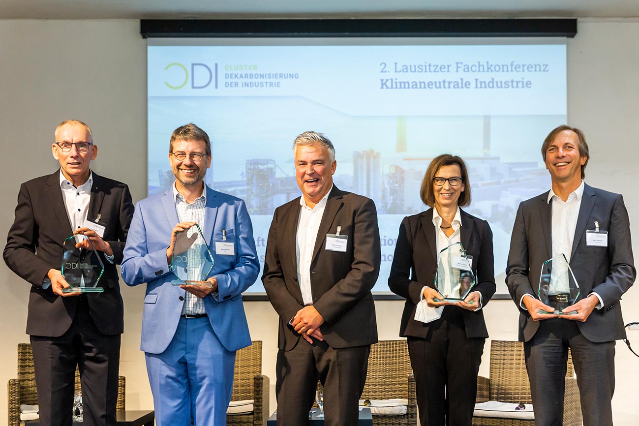 Lausitzer Fachkonferenz Klimaneutrale Industrie Im Rahmen der 2. Lausitzer Fachkonferenz Klimaneutrale Industrie überreichte Brandenburgs Lausitzbeauftragter Klaus Freytag (Mitte) eine CDI-Gründungsskulptur an DLR-Direktor Uwe Riedel, KEI-Leiter Bernd Wenzel, BTU-Präsidentin Gesine Grande und Fraunhofer-IEG-Institutsleiter Mario Ragwitz (v.l.n.r.).