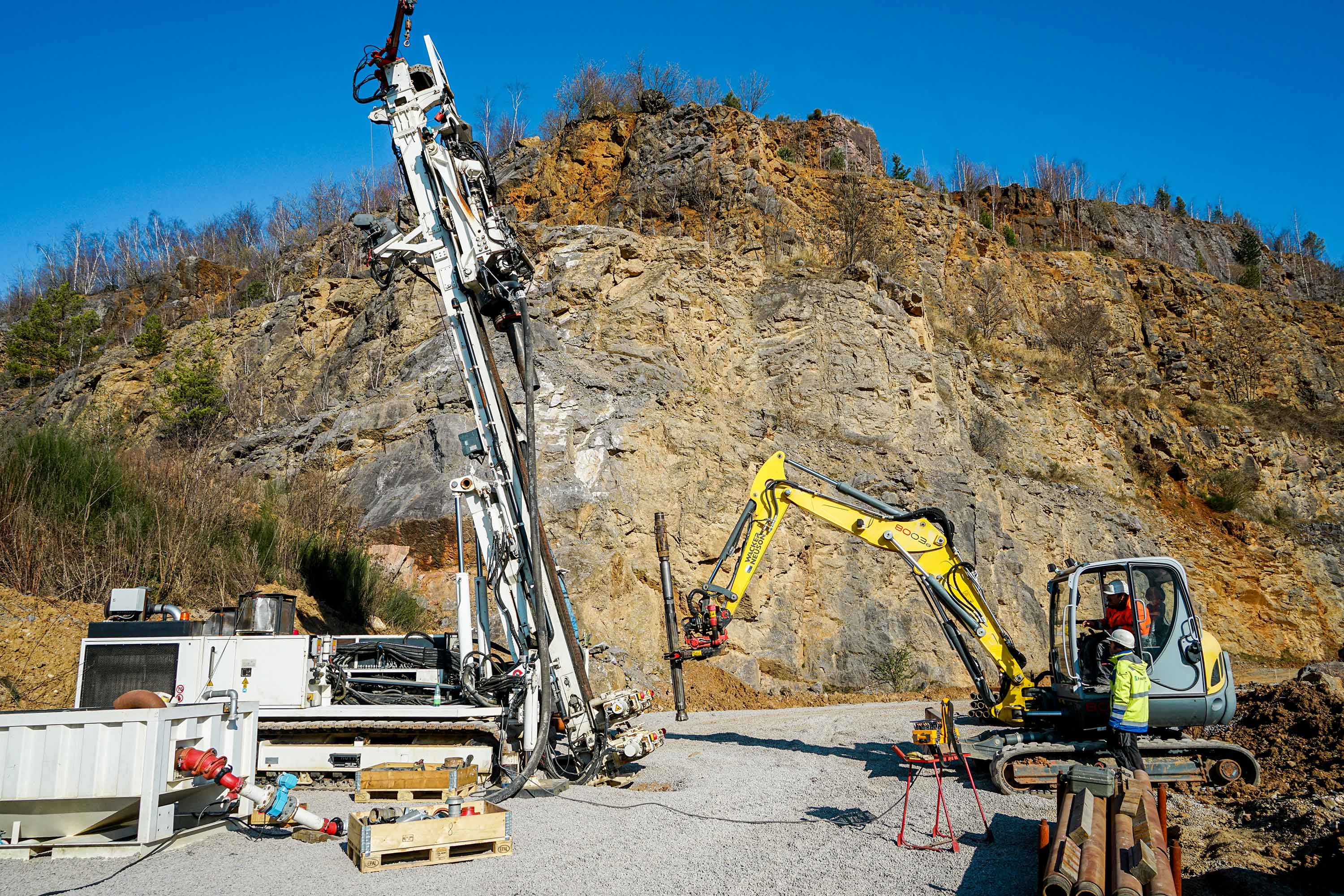Mobile Bohranlage des Fraunhofer IEG im Steinbruch Steltenberg der Hohenlimburger Kalkwerke Mobile Bohranlage des Fraunhofer IEG im Steinbruch Steltenberg der Hohenlimburger Kalkwerke