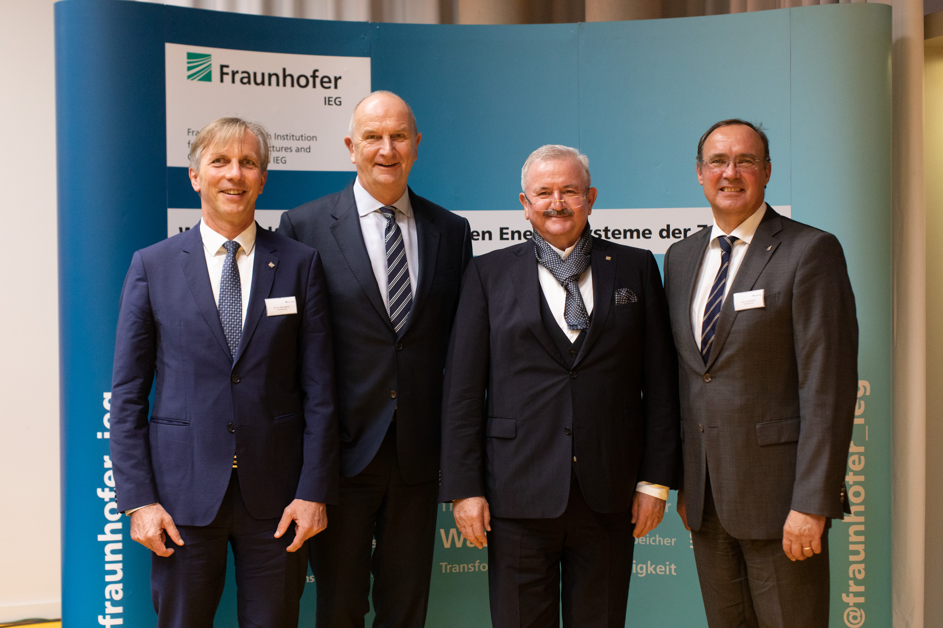 Prof. Mario Ragwitz, Leiter des Fraunhofer IEG, Standort Cottbus, Dr. Dietmar Woidke, Ministerpräsident des Landes Brandenburgs, Prof. Reimund Neugebauer, Präsident der Fraunhofer Gesellschaft, Prof. Rolf Bracke, Leiter des Fraunhofer IEG, Standort Bochum