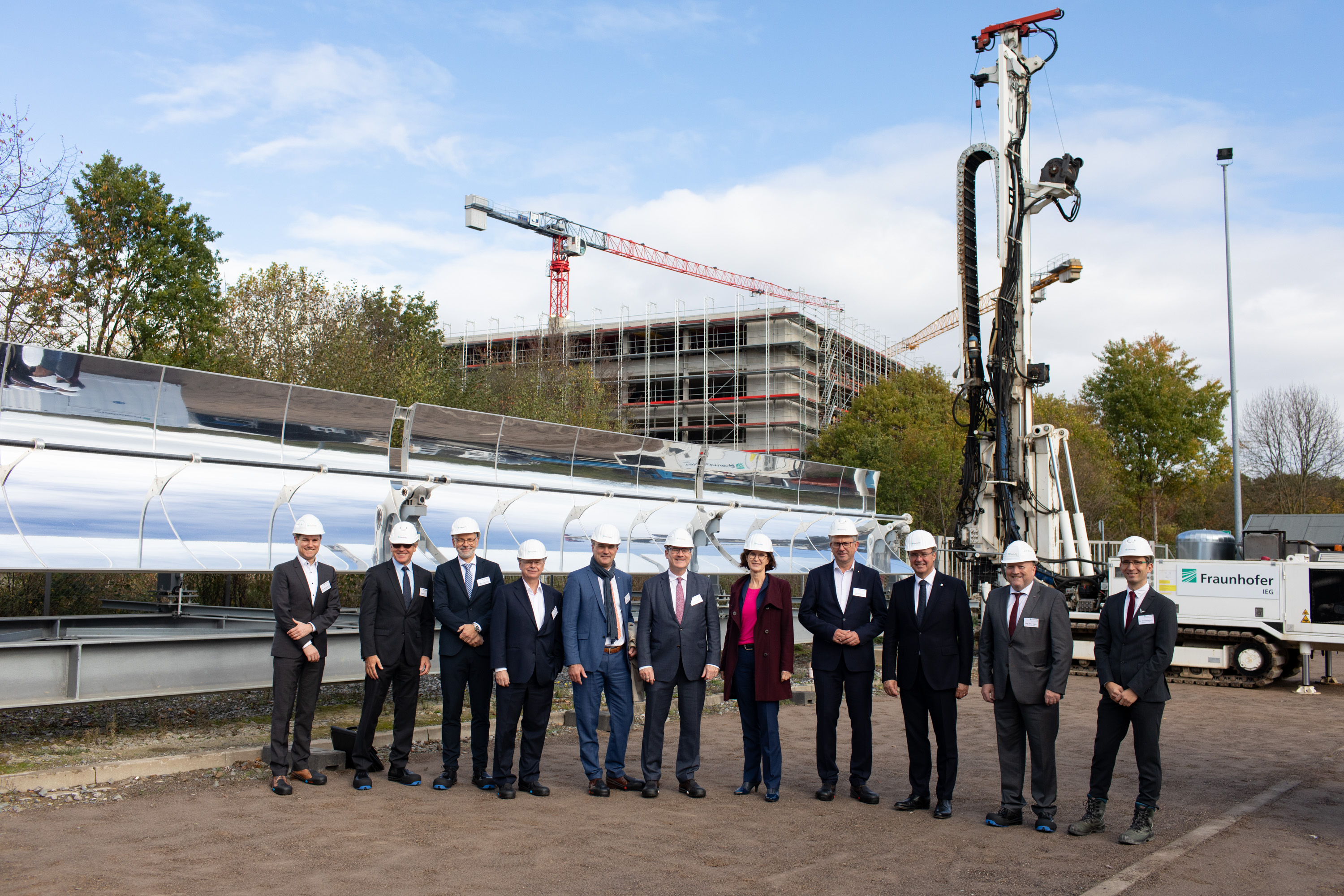 Das Metropollabor TRUDI besuchten Gäste der Gründungsveranstaltung auf dem Bohrplatz des Fraunhofer IEG. Das Metropollabor TRUDI besuchten Gäste der Gründungsveranstaltung auf dem Bohrplatz des Fraunhofer IEG.
