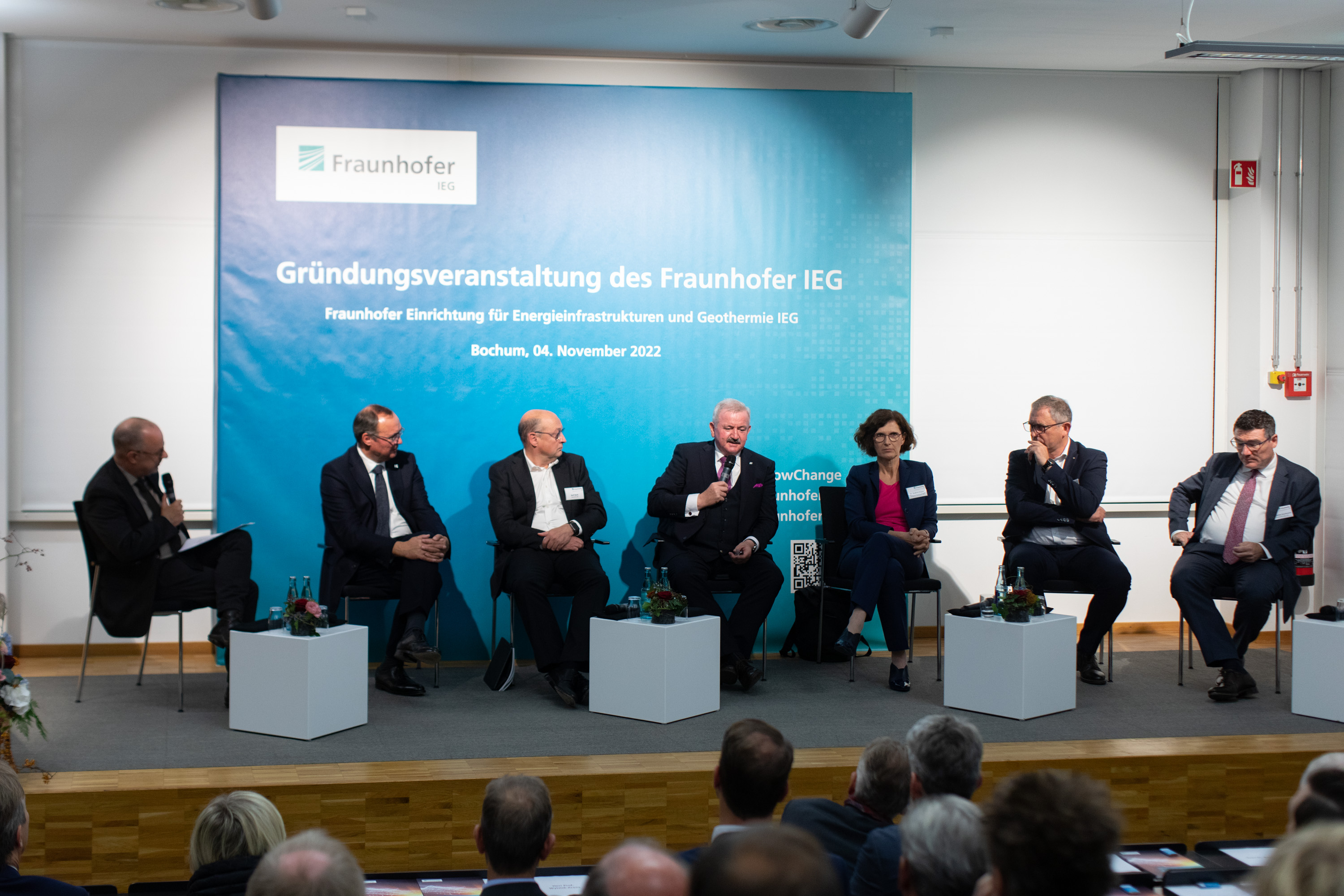 Zu einer angeregten Podiumsdiskussion trafen sich bei der Gründungsveranstaltung des Fraunhofer IEG Vertreter von Wissenschaft und Wirtschaft.
