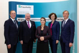 Gastgeber und Ehrengäste der Gründungsveranstaltung des Fraunhofer IEG.