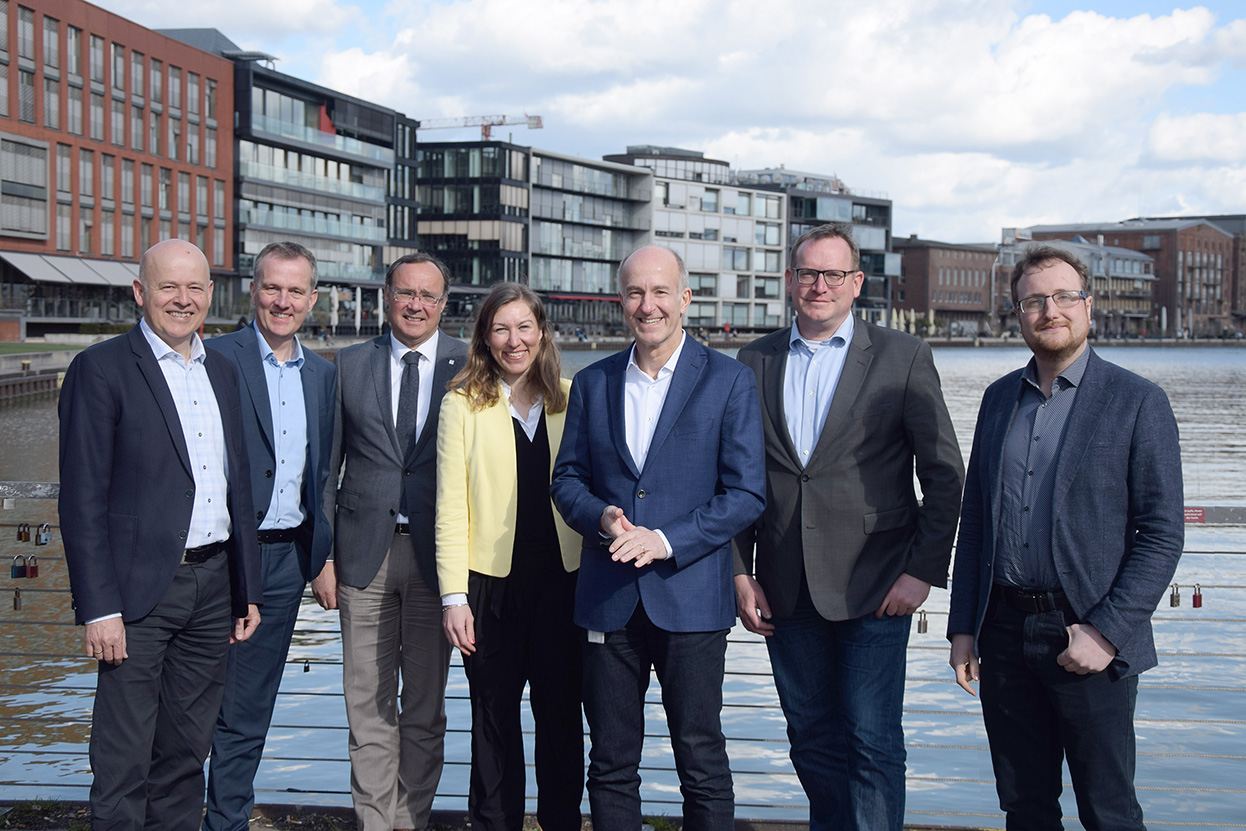 Die Allianz für Geothermie NRW traf sich zum einjährigen Bestehen in Münster: (v.l.) Frank Brösse (STAWAG), Dr. Frank Peper (Stadtwerke Bochum), Professor Rolf Bracke (Fraunhofer IEG), Dr. Verena Svensson (Stadtwerke Düsseldorf), Markus Bieder (Stadtwerke Münster), Dr. Michael Arnold (Stadtwerke Duisburg), Sebastian Mombeck (Energieversorgung Oberhausen).