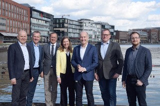 Allianz für Geothermie NRW Die Allianz für Geothermie NRW traf sich zum einjährigen Bestehen in Münster: (v.l.) Frank Brösse (STAWAG), Dr. Frank Peper (Stadtwerke Bochum), Professor Rolf Bracke (Fraunhofer IEG), Dr. Verena Svensson (Stadtwerke Düsseldorf), Markus Bieder (Stadtwerke Münster), Dr. Michael Arnold (Stadtwerke Duisburg), Sebastian Mombeck (Energieversorgung Oberhausen).