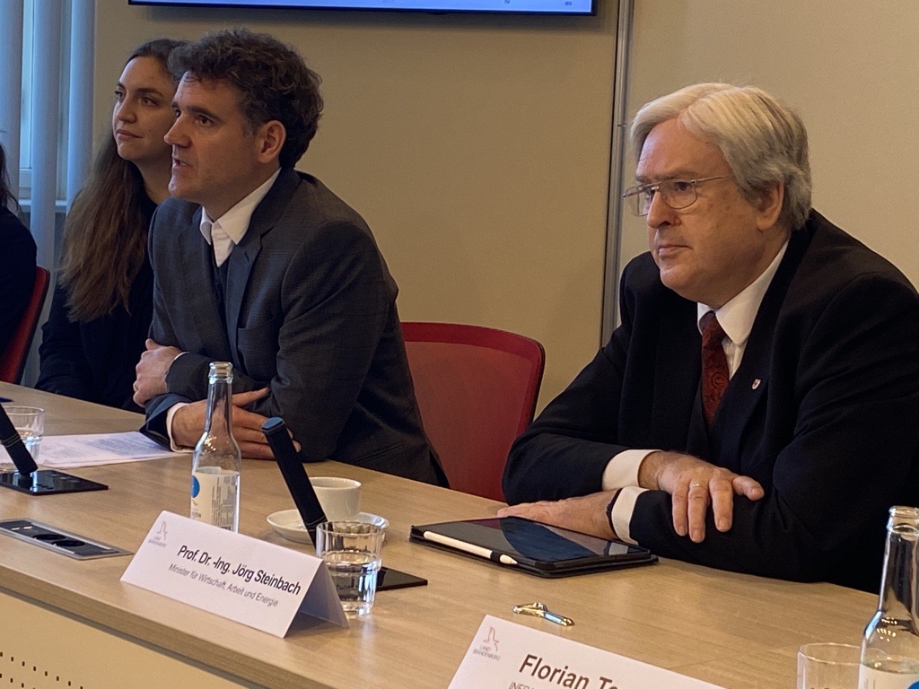 Pressekonferenz Auf- und Ausbau eines leistungsfähigen Wasserstofftransportnetzes in Brandenburg Dr. Thorsten Spillmann (l.) bei der Vorstellung der Ergebnisse der Machbarkeitsstudie