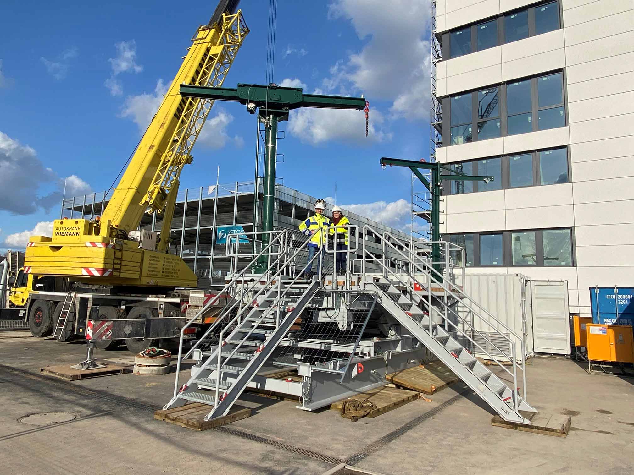 Von der Arbeitsbühne aus hat das Projektteam die Pumpen ins Bohrloch abgelassen, um die Ergiebigkeit an Grubenwasser zu testen. 