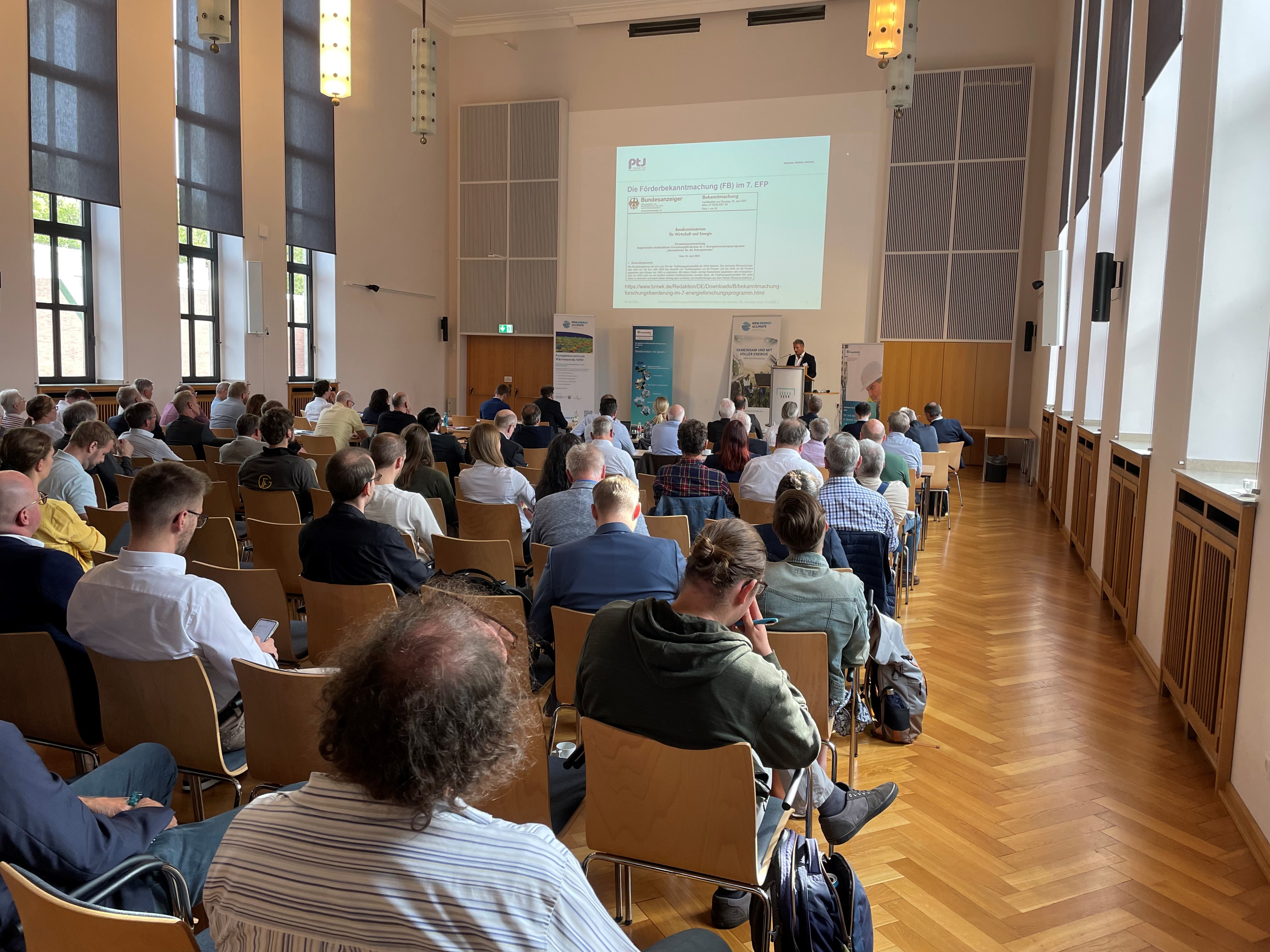 Fachleute aus der Praxis der Energiewirtschaft und der Kommunen vertieften im Plenum der 18. Geothermiekonferenz NRW ihren Einblick in die Geothermie – von der Idee bis zum Betrieb. 