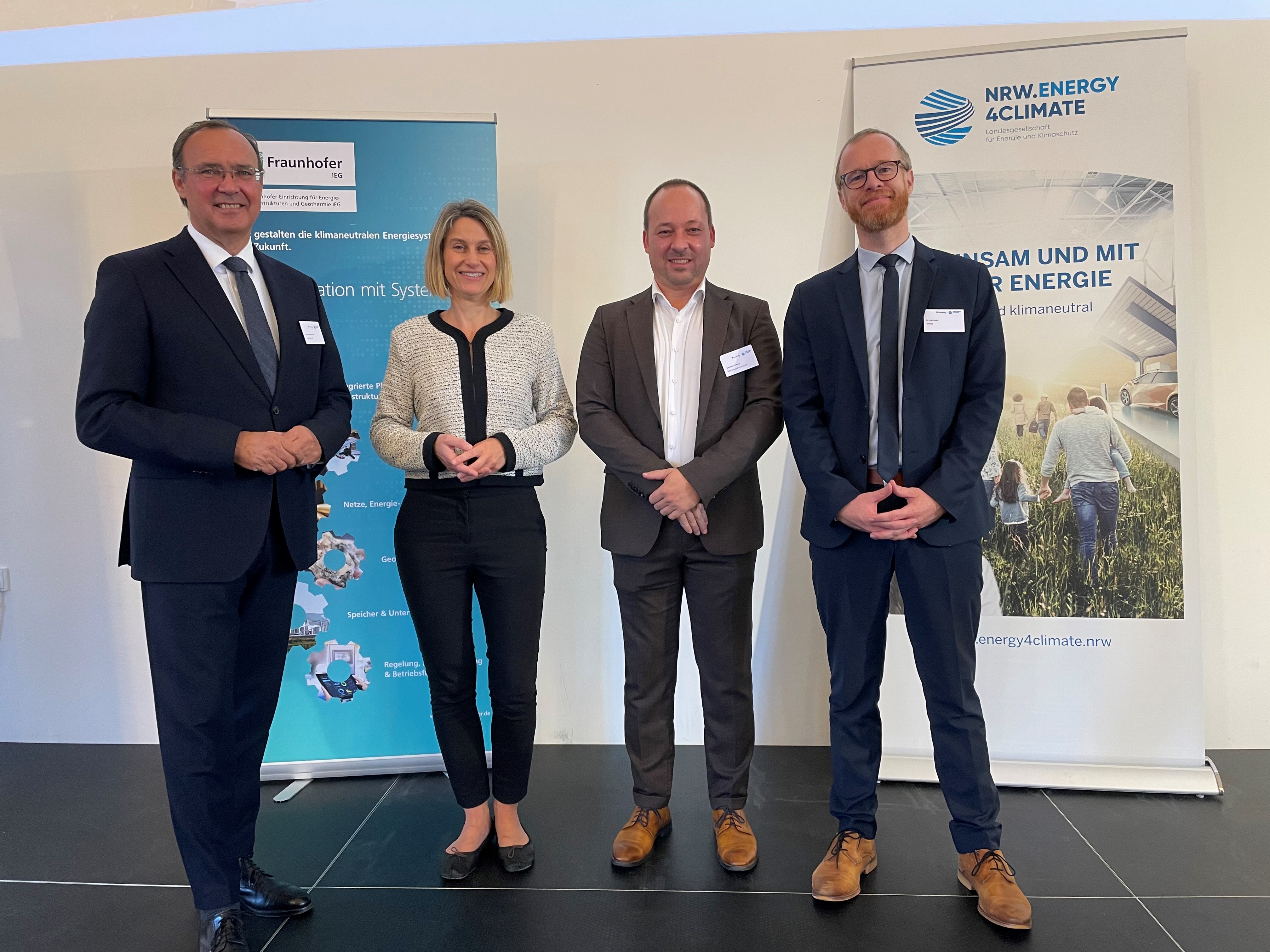 NRW-GTK Gruppenbild Die Gastgeber der NRW-Geothermie-Konferenz freuen sich über zahlreiche Gäste: v.l.n.r.: Prof. Dr. Rolf Bracke (Fraunhofer IEG), Prof. Dr. Sunhild Kleingärtner (Deutsches Bergbaumuseum, Bochum), Sebastian Limburg (Landesgesellschaft NRW.Energy4Climate) und Dr. Ralf Kuder (NRW-Wirtschaftsministerium).