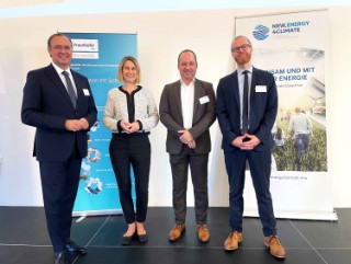 Die Gastgeber der NRW-Geothermie-Konferenz freuen sich über zahlreiche Gäste: v.l.n.r.: Prof. Dr. Rolf Bracke (Fraunhofer IEG), Prof. Dr. Sunhild Kleingärtner (Deutsches Bergbaumuseum, Bochum), Sebastian Limburg (Landesgesellschaft NRW.Energy4Climate) und Dr. Ralf Kuder (NRW-Wirtschaftsministerium). 