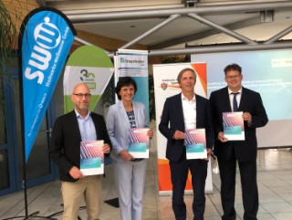 Vorstellung der Transformationsstudie:  v.l.n.r. Wolf-Thomas Hendrich (GF VBH), Frau Katrin Bartsch (GF SWW), Mario Ragwitz (Fraunhofer IEG), Michael Schiemenz (GF SWS). Bild: Bettina Brandt/Stadtwerke Weißwasser 
