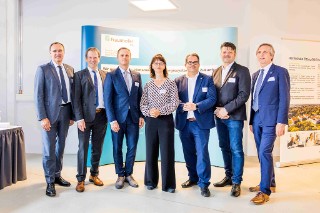 Bei der Eröffnung des Standortes des Fraunhofer IEG in Zittau trafen sich (v.l.n.r)  Prof. Rolf Bracke, Leiter des Fraunhofer IEG, Standort Bochum, Prof. Hans-Martin Henning, Präsidium der Fraunhofer Gesellschaft,  Dr. Clemens Schneider, Fraunhofer IEG, Standortleiter Zittau, Dr. Babett Gläser, Leiterin Abteilung Forschung des Sächsischen Staatsministeriums für Wissenschaft, Kultur und Tourismus, Prof. Dr. Alexander Kratzsch, Rektor der Hochschule Zittau/Görlitz, Thomas Zenker, Oberbürgermeister der Stadt Zittau, Prof. Mario Ragwitz, Leiter des Fraunhofer IEG, Standort Cottbus.
