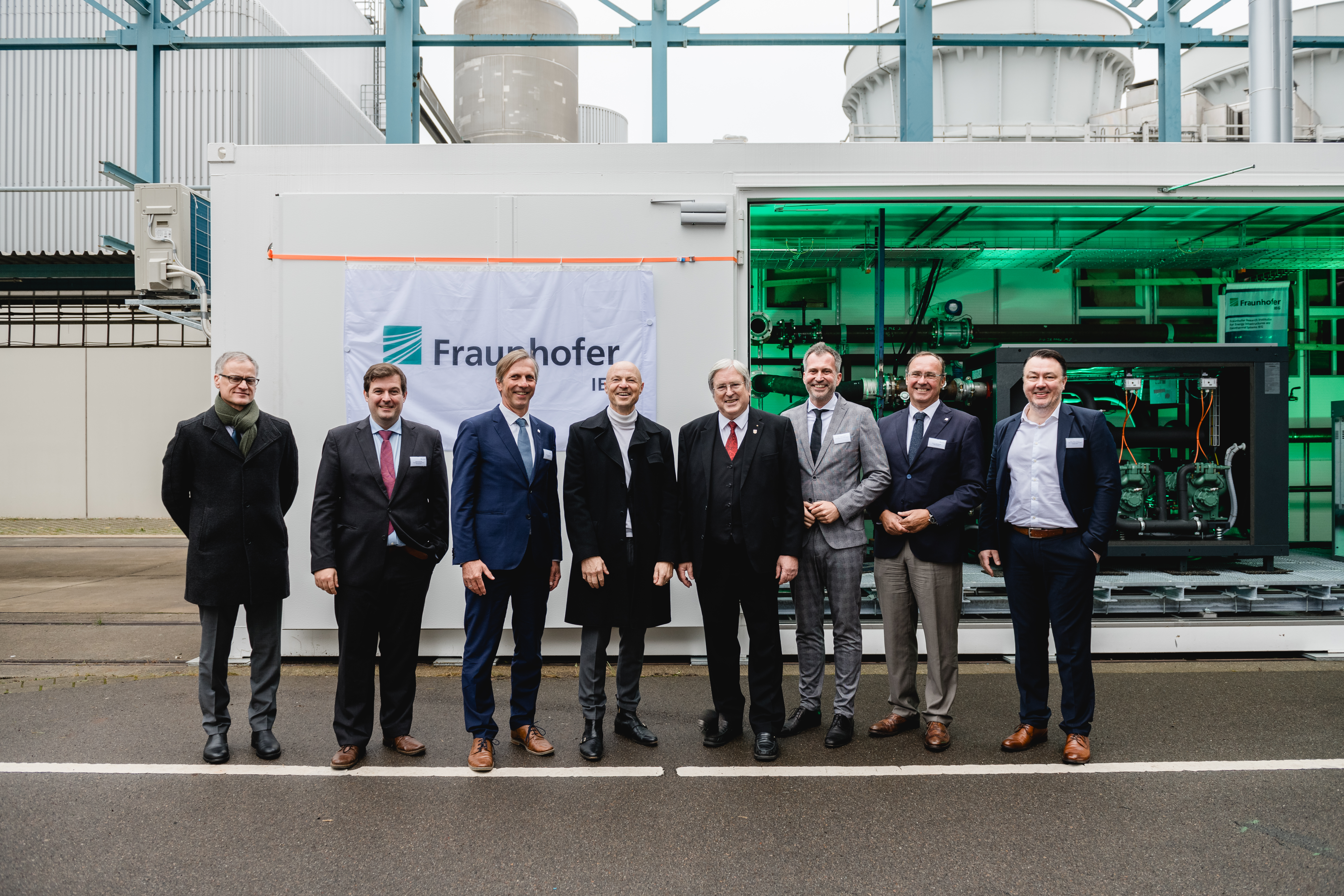 An der Eröffnung nahmen Jörg Steinbach, Minister für Wirtschaft, Arbeit und Energie des Landes Brandenburg, und Philipp Nimmermann, Staatssekretär im Bundesministerium für Wirtschaft und Klimaschutz, teil. An der Eröffnung nahmen Jörg Steinbach, Minister für Wirtschaft, Arbeit und Energie des Landes Brandenburg, und Philipp Nimmermann, Staatssekretär im Bundesministerium für Wirtschaft und Klimaschutz, teil.