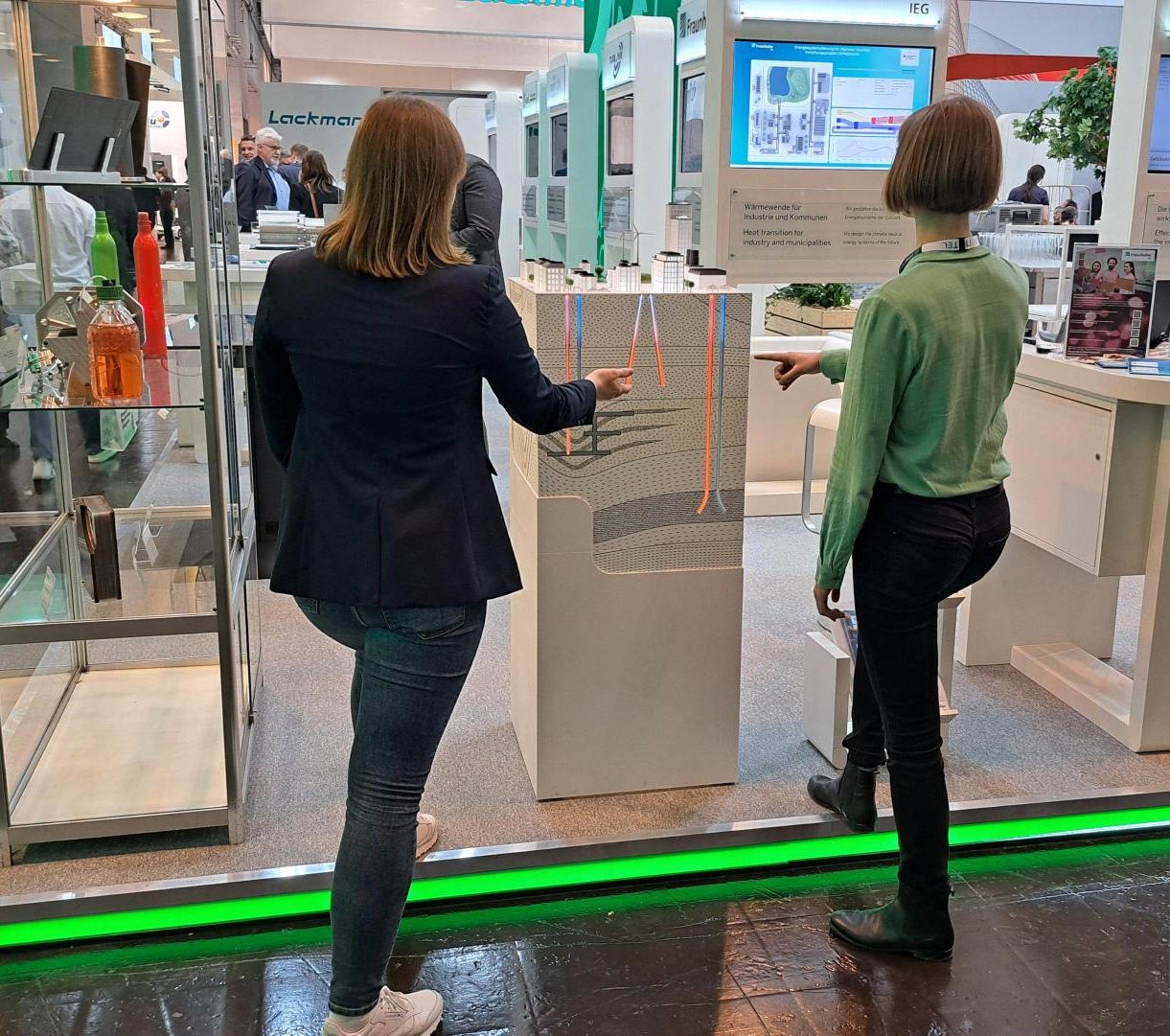 Am Stand des Fraunhofer IEG erhalten Vertreterinnen und Vertreter der Industrie und der Kommunen Informationen, wie Wärmebedarfe nachhaltig klimaneutral und zuverlässig zu decken sind. Am Stand des Fraunhofer IEG erhalten Vertreterinnen und Vertreter der Industrie und der Kommunen Informationen, wie Wärmebedarfe nachhaltig klimaneutral und zuverlässig zu decken sind.
