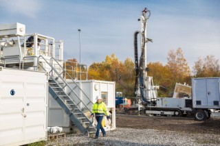 Von Bohrplätzen aus erschließen Geothermieprojekte die Ressourcen in der Tiefe von mehreren Kilometern. 