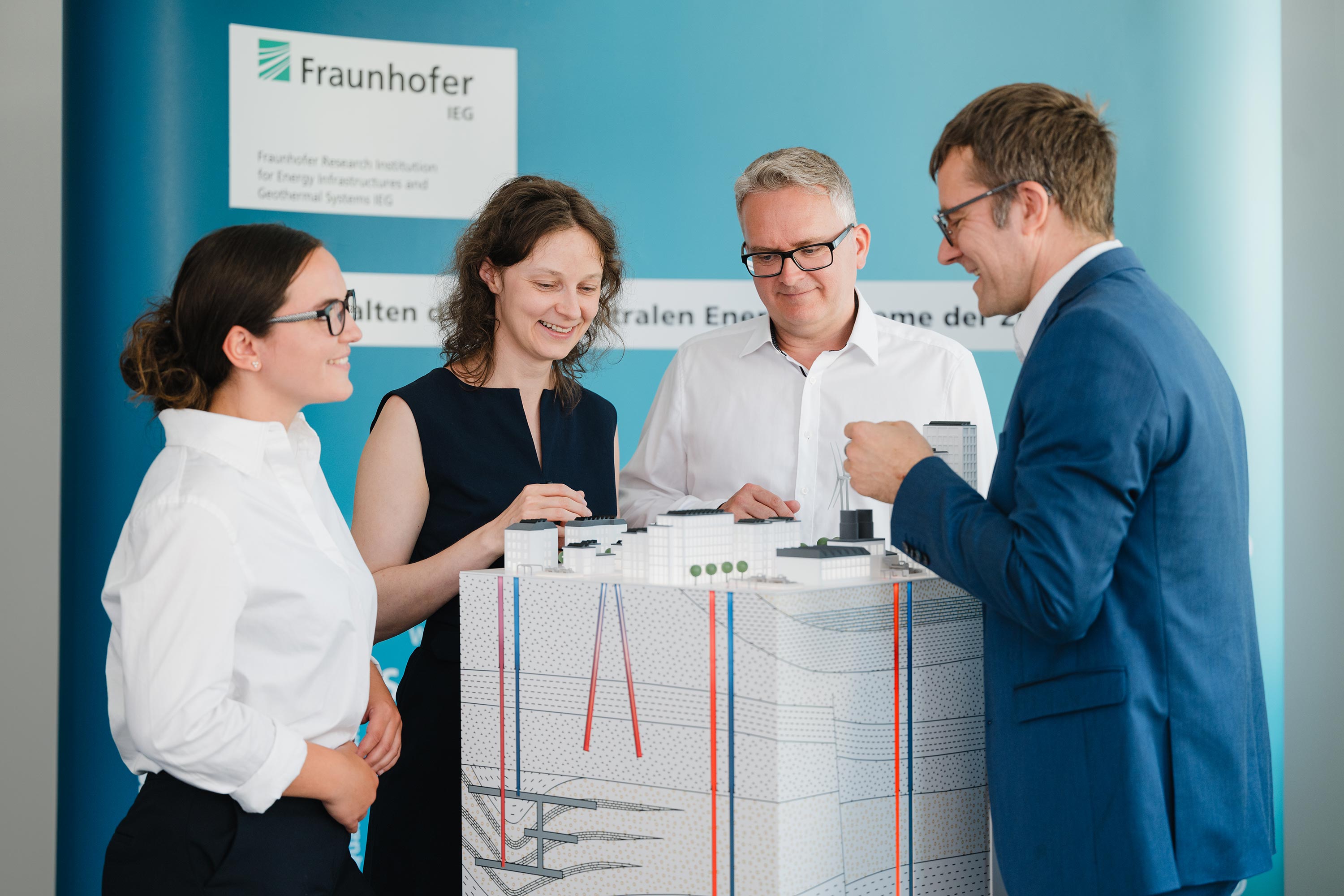 In der Stele »Wärmewende« visualisiert das Fraunhofer IEG die geothermischen Energietechnologien des Untergrundes. In der Stele »Wärmewende« visualisiert das Fraunhofer IEG die geothermischen Energietechnologien des Untergrundes.