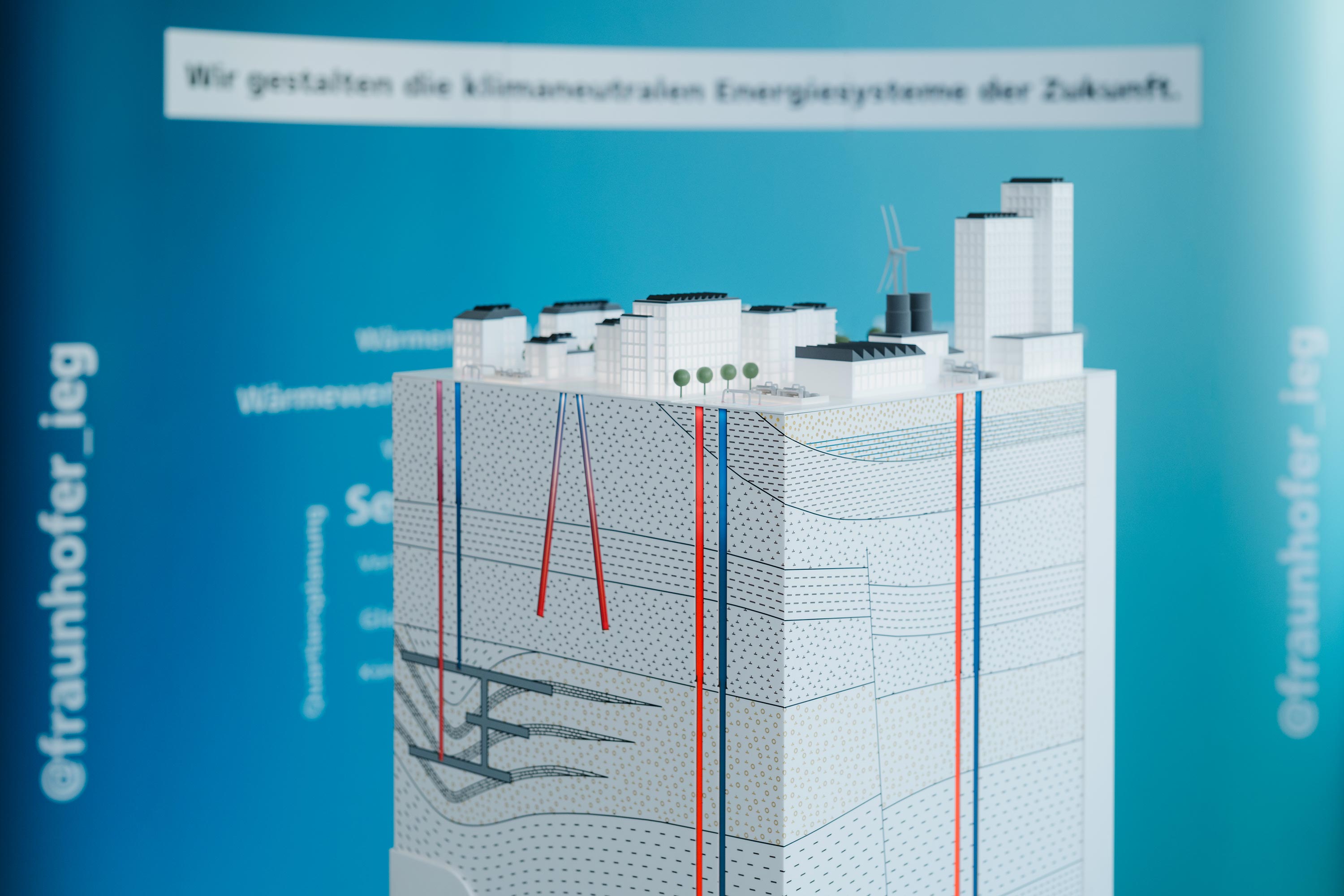 In der Stele »Wärmewende« visualisiert das Fraunhofer IEG die geothermischen Energietechnologien des Untergrundes. In der Stele »Wärmewende« visualisiert das Fraunhofer IEG die geothermischen Energietechnologien des Untergrundes.