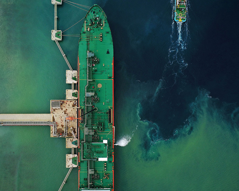 Hochseetüchtige Tankschiffe sind nur ein Teil der Transportkette für grünen Wasserstoff. Neben Pipelines können Binnenschiffe, Züge und LKW viele industrielle Verbraucher versorgen. 