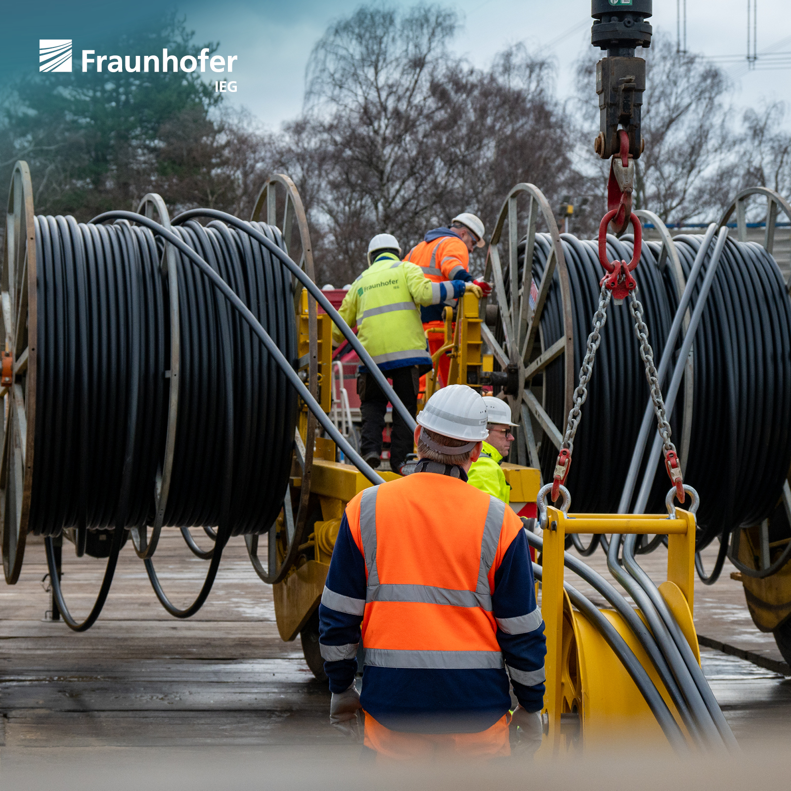 Fachleute bereiten sich auf das Verlegen der Erdwärmesonde vor.