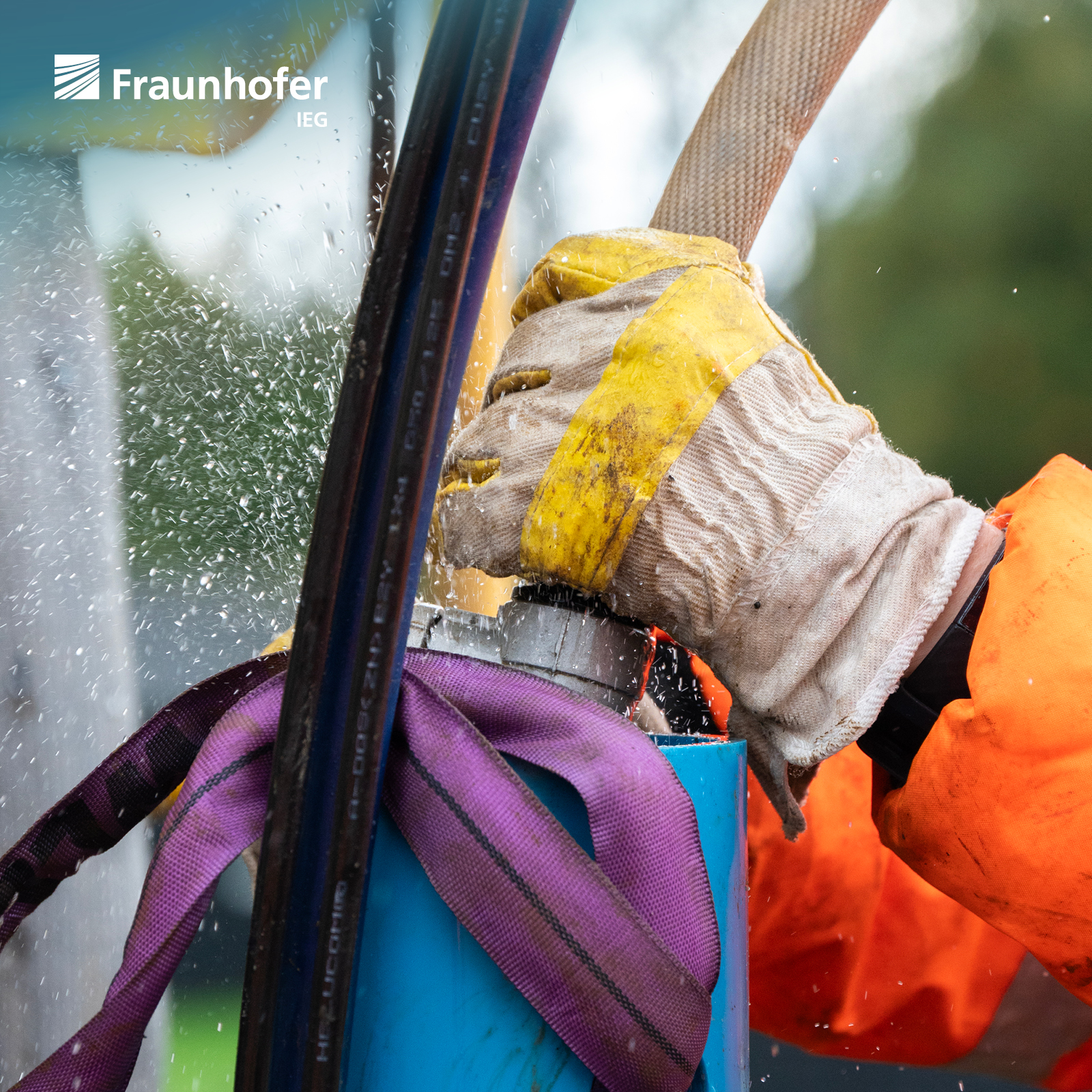 Das Sspülen eines Bohrlochs ist der Prozess, bei dem Flüssigkeit, meist Wasser oder eine spezielle Bohrspülung, in das Bohrloch gepumpt wird. 