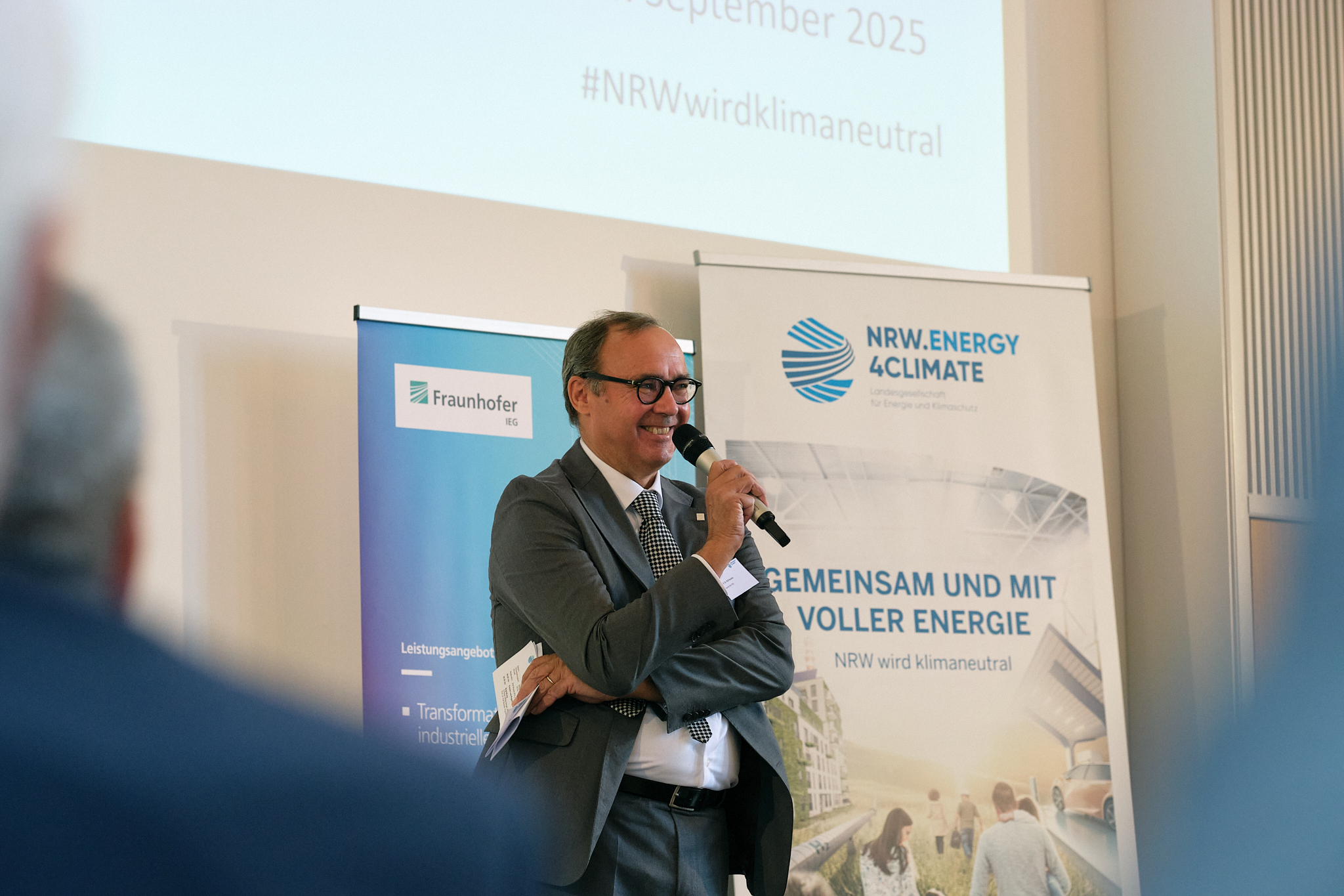 Prof. Rolf Bracke stellt das »Reallabor Geothermie Rheinland«  vor.