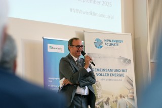 Prof. Rolf Bracke stellt das »Reallabor Geothermie Rheinland«  vor.