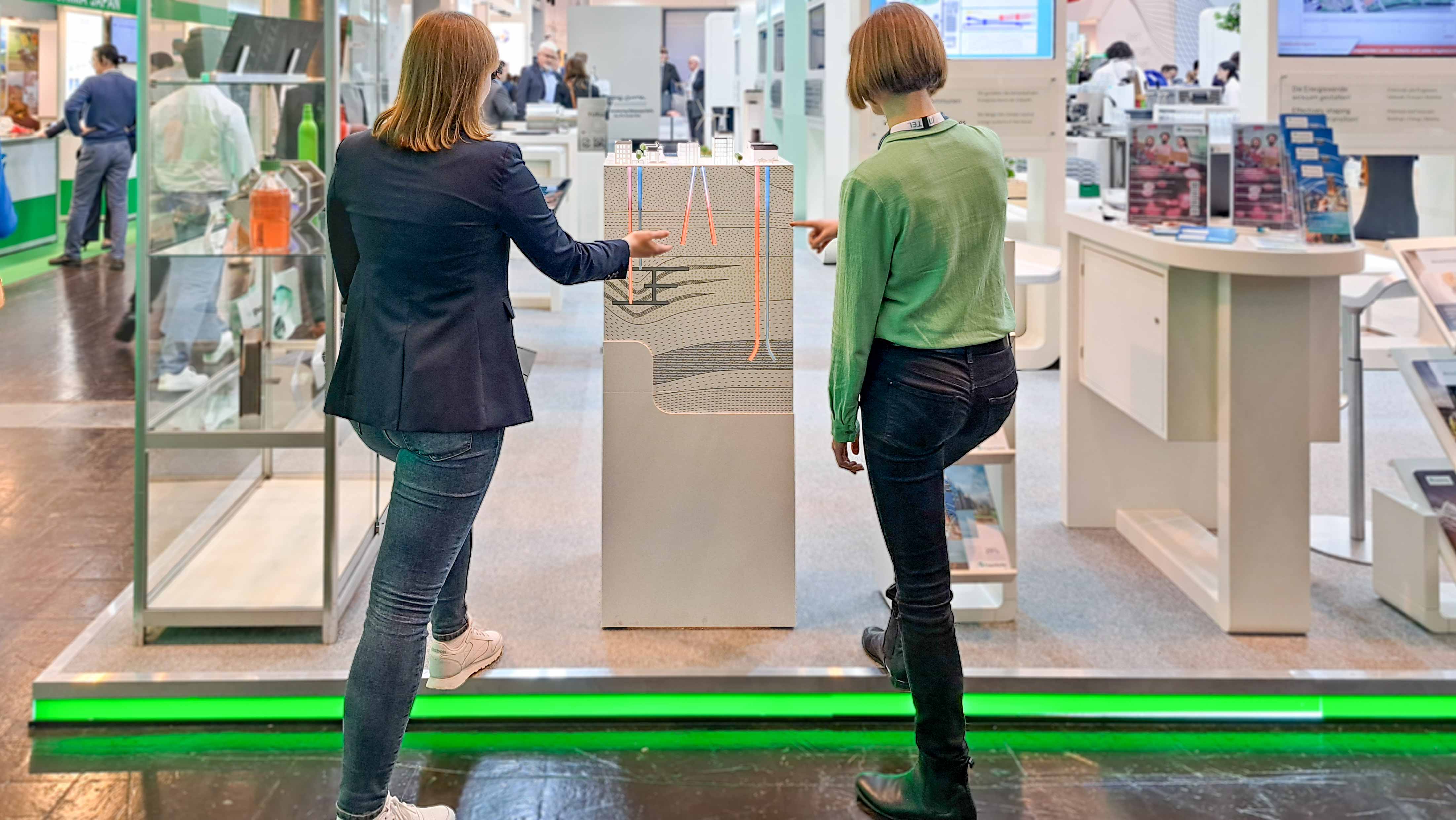 Expertinnen vom Fraunhofer IEG erklären das Wärmewende Modell auf der E-World.