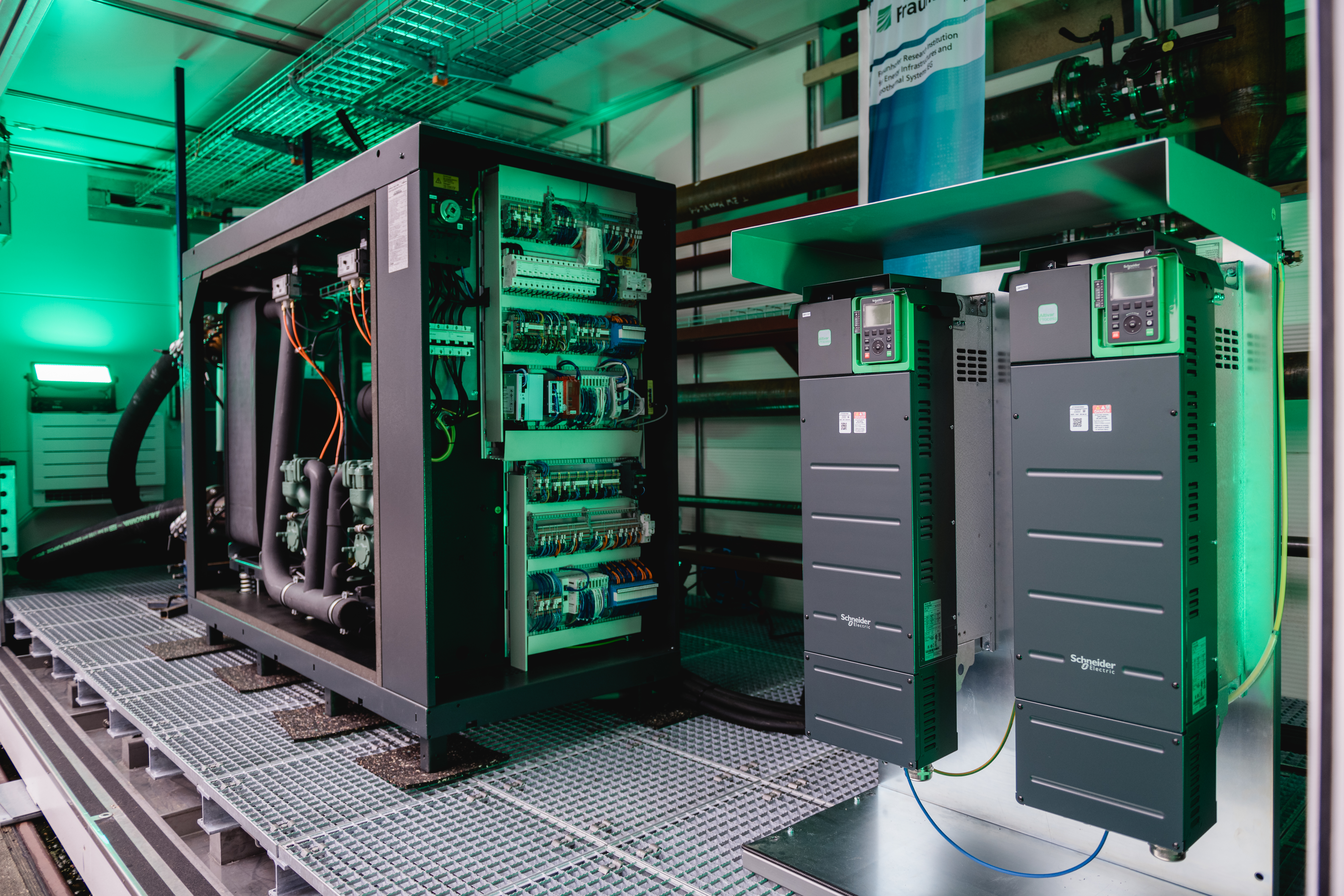 Das Fraunhofer IEG betreibt eine Forschungs- und Erprobungsanlagen für Hochtemperatur-Wärmepumpen in Cottbus, mit denen Aggregate für Fernwärme- und Dampfbereitstellung getestet werden können. Das Fraunhofer IEG betreibt eine Forschungs- und Erprobungsanlagen für Hochtemperatur-Wärmepumpen in Cottbus, mit denen Aggregate für Fernwärme- und Dampfbereitstellung getestet werden können.