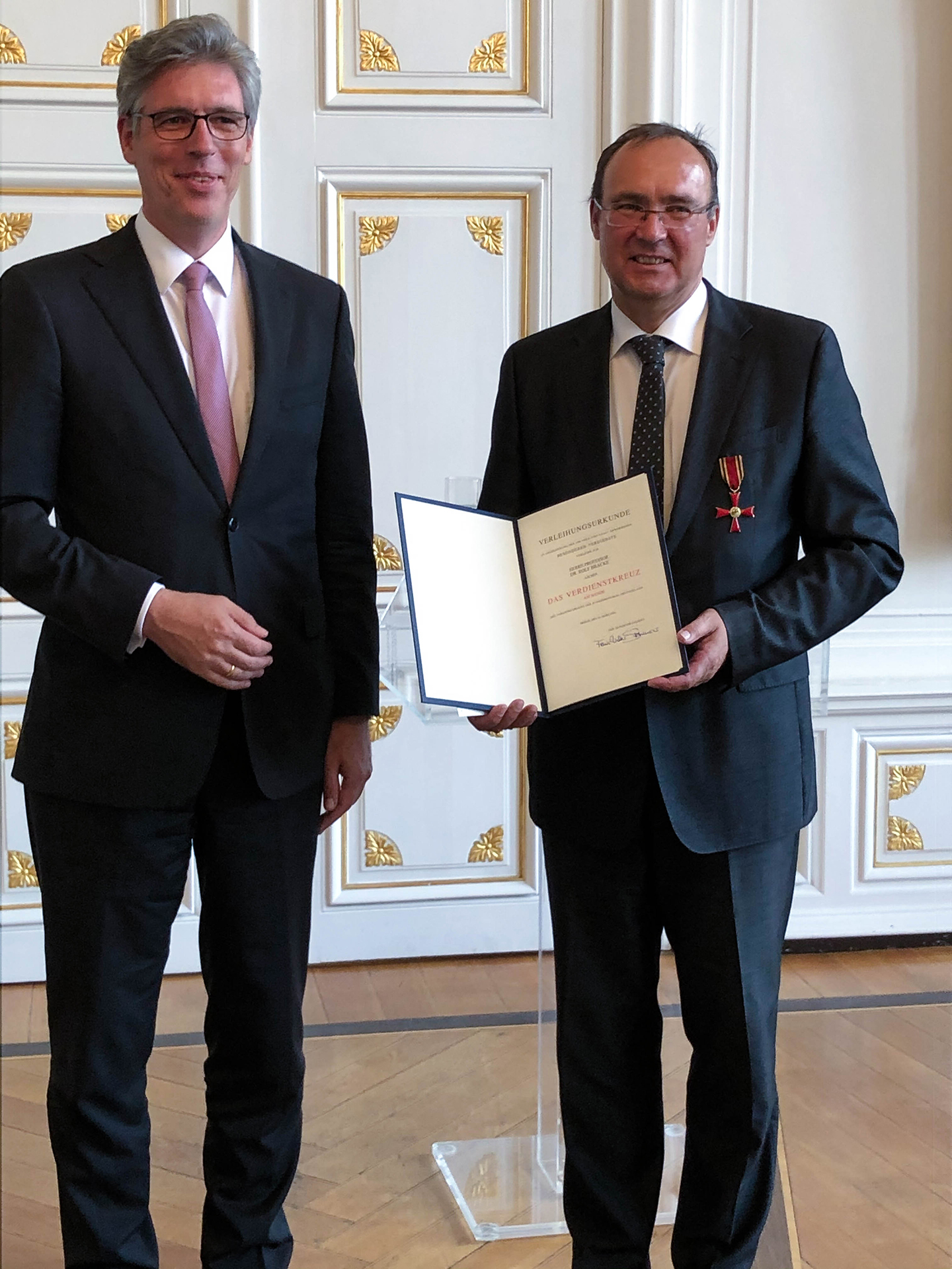 Prof. Rolf Bracke (re.) erhält das Bundesverdienstkreuz, hier mit Marcel Philipp (li.), Oberbürgermeister der Stadt Aachen.