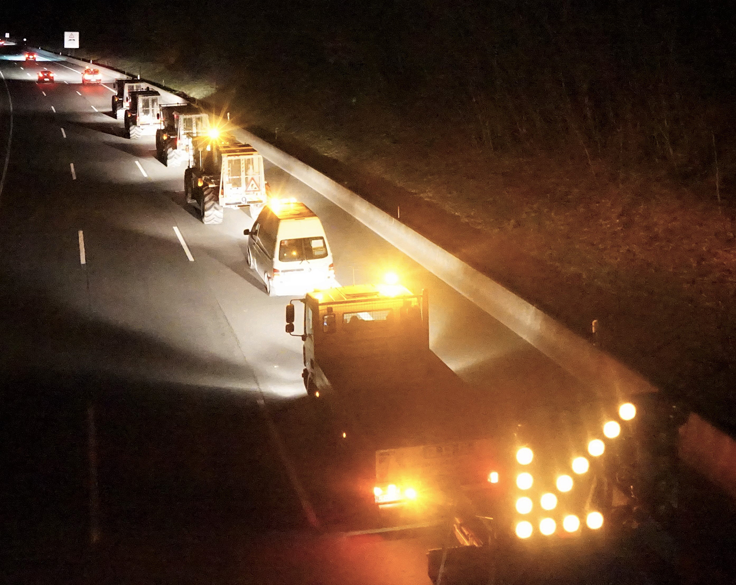 Die verkehrsruhige Nacht nutze die Messtrupp, um 12 Kilometer auf der Autobahn A1 zu arbeiten.