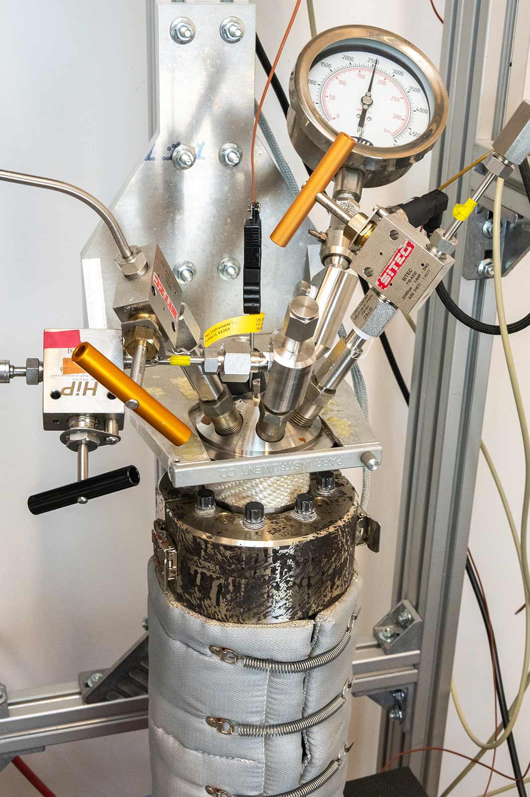 Hochdruck-/Hochtemperaturbehälter zur Untersuchung von Gestein-Fluid Wechselwirkungen