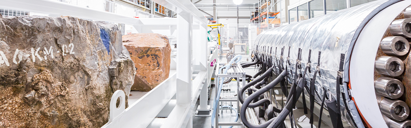 rechts i.bogs von Fraunhofer IEG links Gesteinsproben