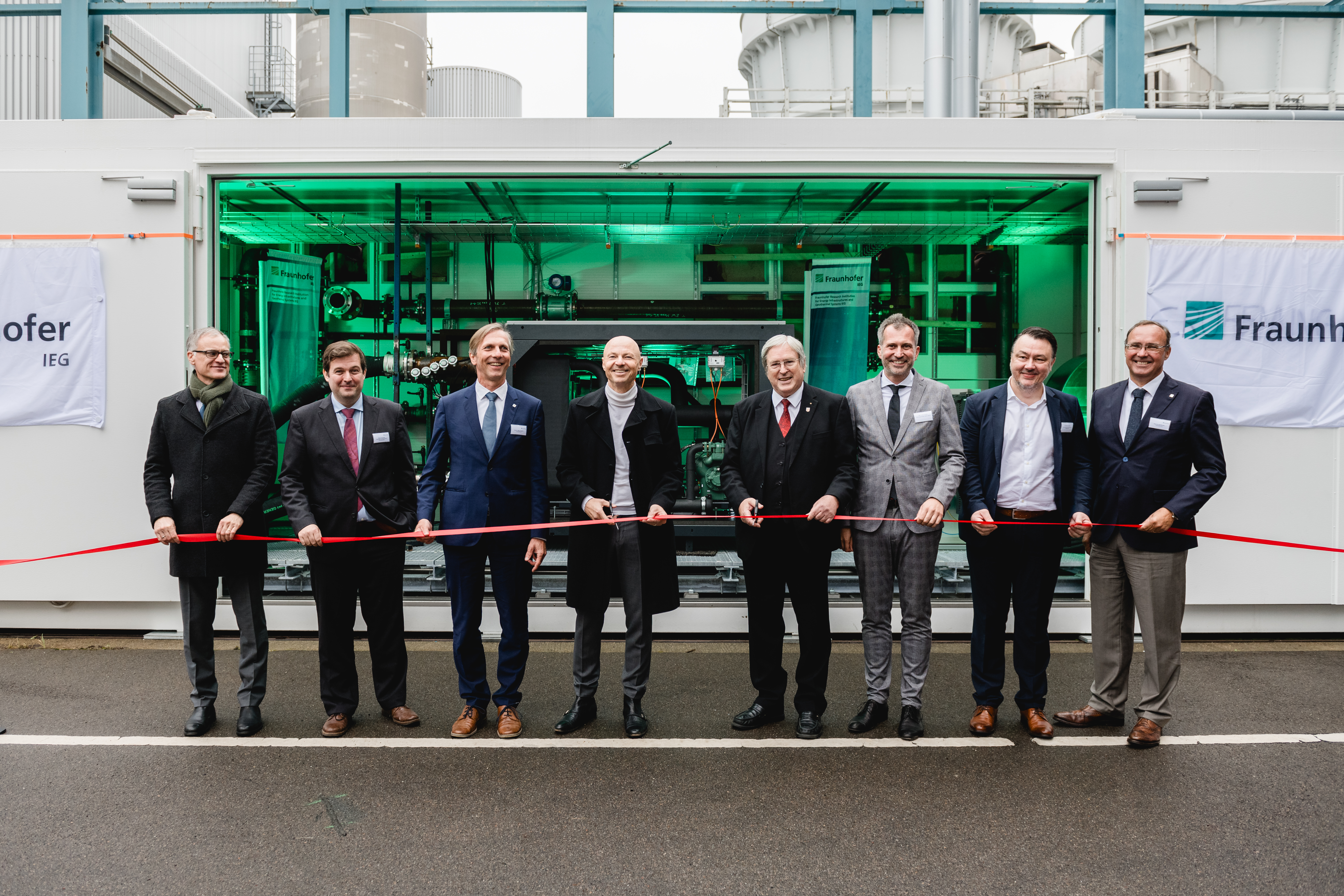  An der Eröffnung nahmen Jörg Steinbach, Minister für Wirtschaft, Arbeit und Energie des Landes Brandenburg, und Philipp Nimmermann, Staatssekretär im Bundesministerium für Wirtschaft und Klimaschutz, teil.