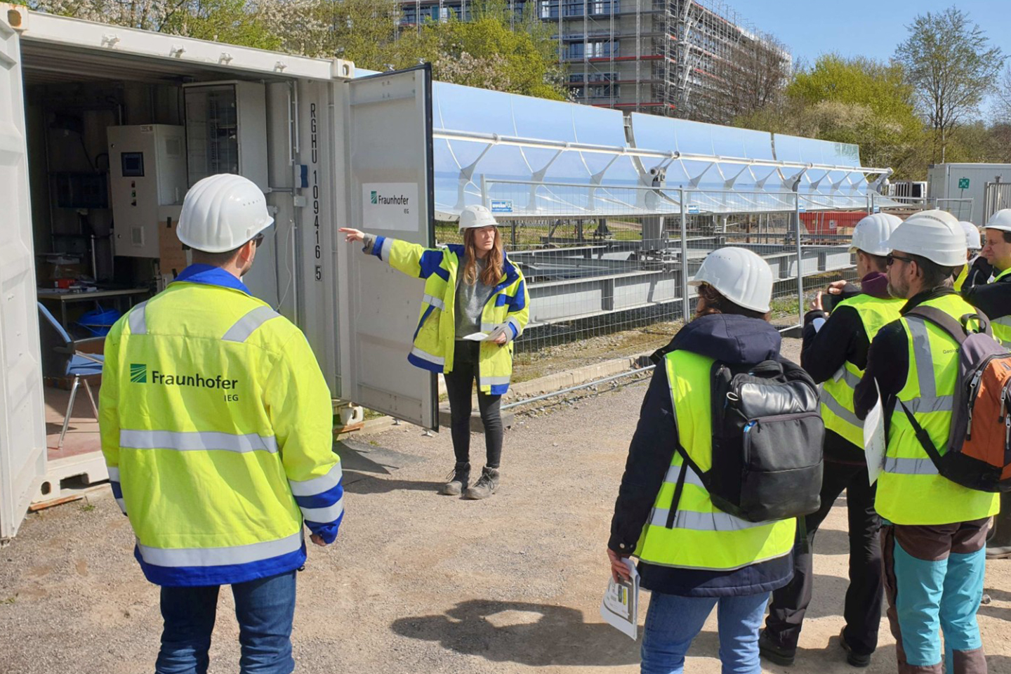 Fraunhofer IEG erklärt Solarthermieanlage,  die ihre im Sommer gesammelte Wärme in Grubenwasser speichert.
