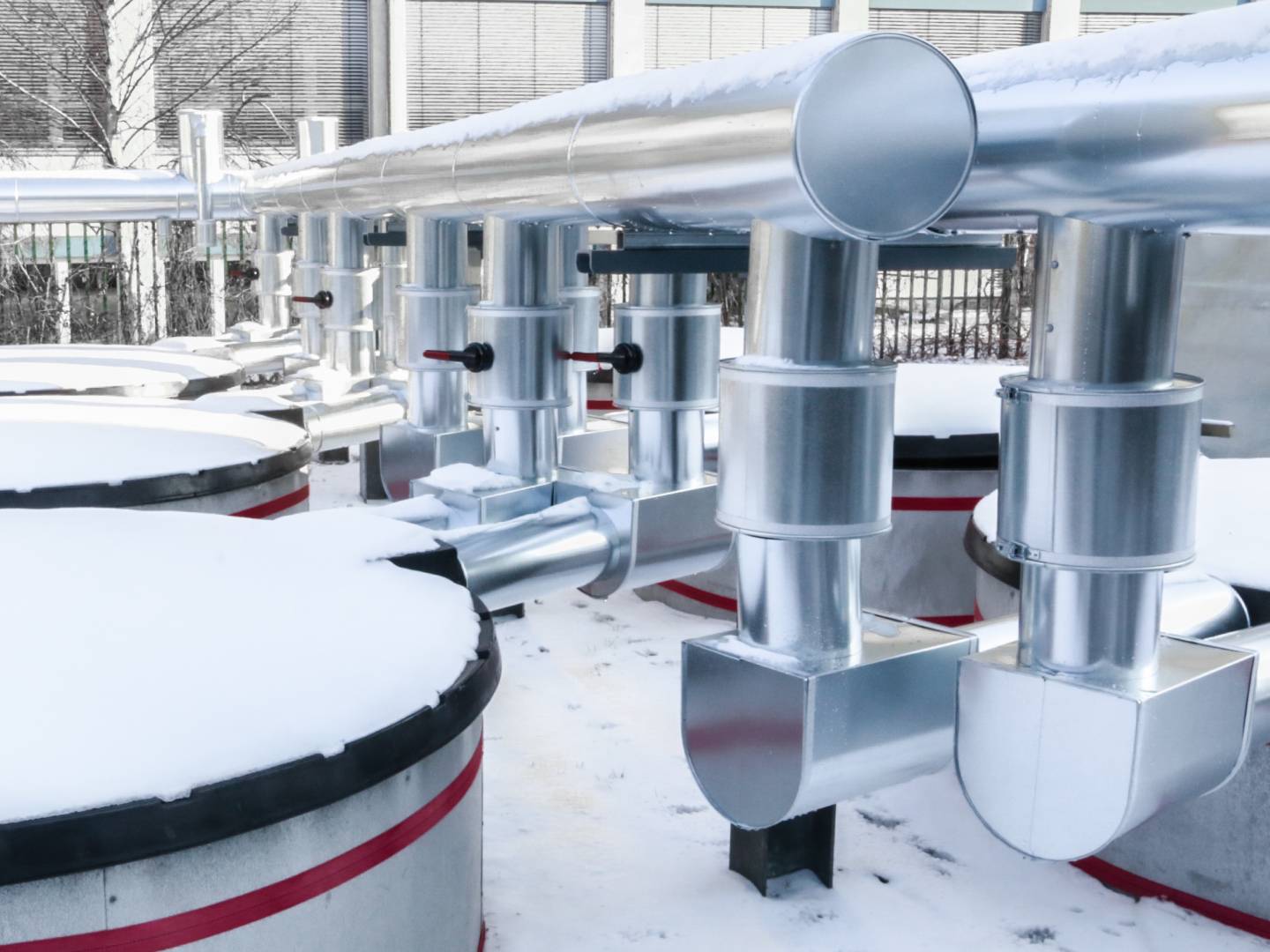 Ice storage systems like this one at the Center for Optics and Photonics on the Adlerhof campus in Berlin, serve as storage units in modern efficient cooling networks.